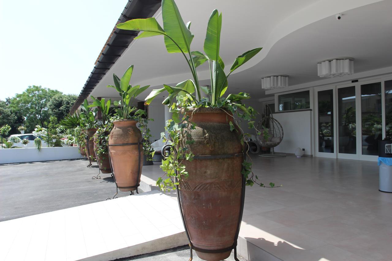 Love & Fama Hotel Sabaudia Exterior foto